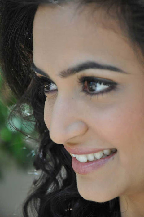 kriti kharbandha close up new actress pics